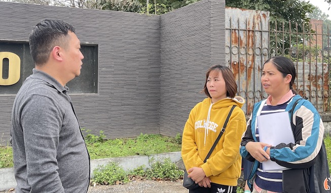 Người lao động nhà máy dệt thuộc Công ty Cổ phần Dệt 19.5 Hà Nội chi nhánh Hà Nam phản ánh với phóng viên Báo Lao Động việc họ bị chủ sử dụng lao động nợ BHXH kéo dài. Ảnh: Hà Anh