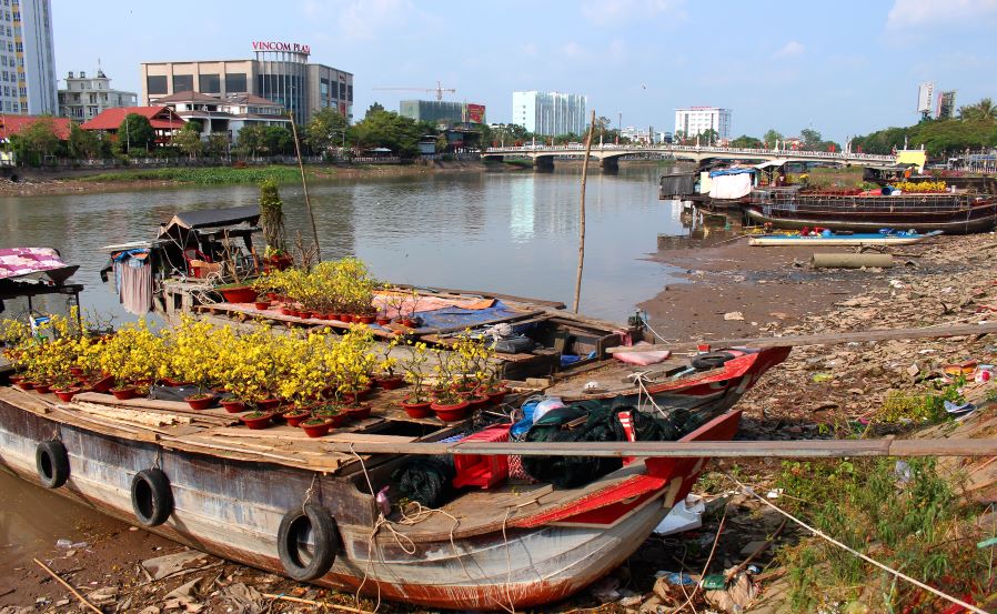 Dưới bến các ghe chở hoa kiểng từ các nơi về bán tại chợ hoa Xuân TP Long Xuyên vẫn đầy ắp... Ảnh: Lục Tùng 