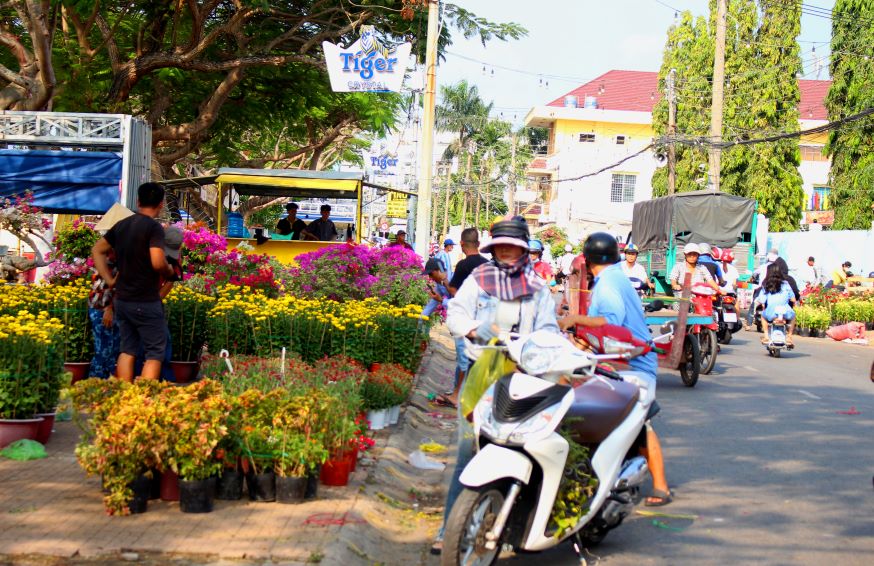 Đến cuối ngày, nhưng chợ hoa Xuân trên địa bàn phường Mỹ Xuyên vẫn đầy ắp 2 bên đường. Ảnh: Lục Tùng