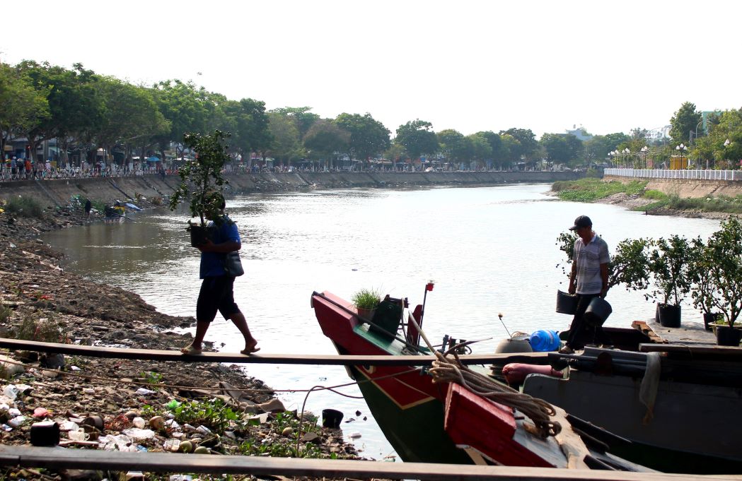 Tuy nhiên, mãi đến cuối ngày, một vài hộ vẫn tìm cách đưa hàng lên bán với hy vọng “còn nước còn tát“. Ảnh: Lục Tùng