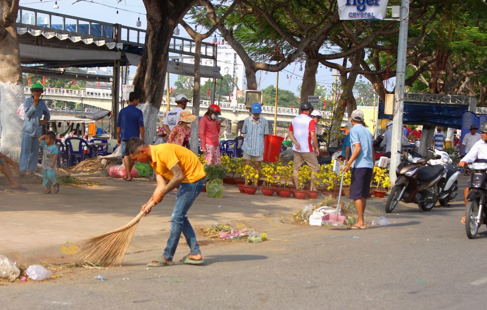 Vì thế dù theo quy định, đến 12h ngày 9.2.2024 các hộ kinh doanh tại chợ hoa Xuân Tp Long Xuyên phải hoàn trả mặt bằng, nhưng đến thời điểm cuối ngày, nơi đây vẫn còn nhiều hộ nấn ná vì còn nhiều hàng chưa bán được. Ảnh: Lục Tùng 