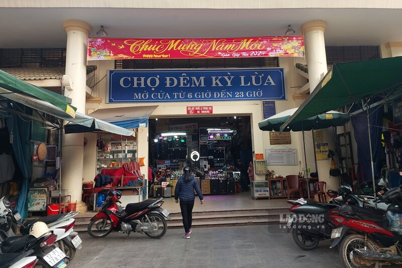 Làm nhân viên bảo vệ tại chợ Kỳ Lừa hơn 30 năm qua, ông Đỗ Văn Lượng (60 tuổi) - cho biết, vài năm trở lại đây, khách đến chợ càng ngày càng ít đi, không còn cảnh sầm uất như ngày xưa. Ảnh: Tô Công.