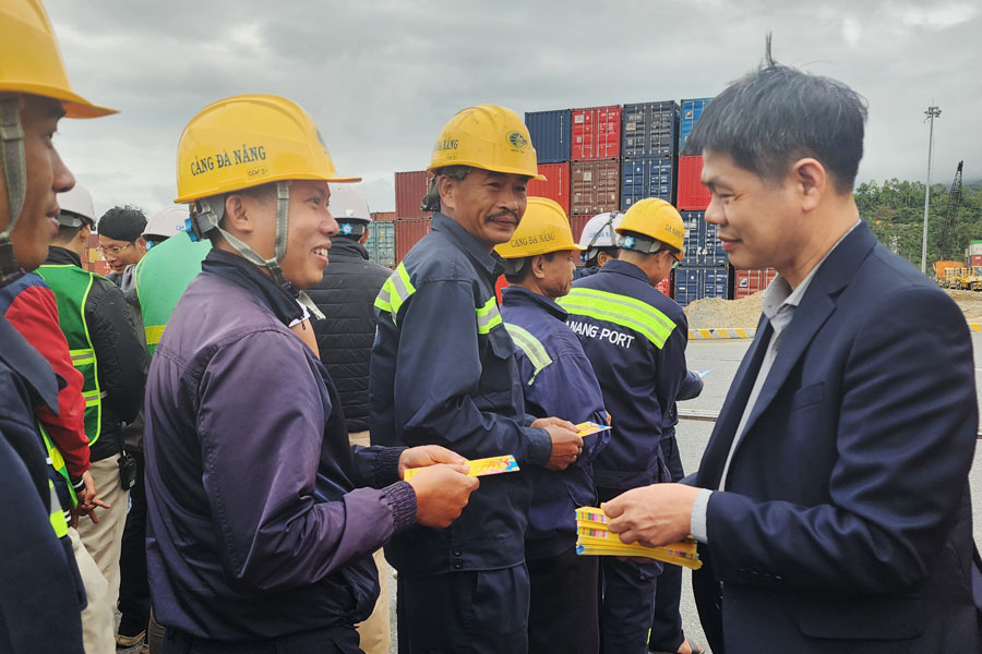 Đã thành thông lệ, lãnh đạo Công ty Cảng Đà Nẵng và Công đoàn công ty luôn dành sự quan tâm đặc biệt là những người lao động làm việc ca cuối cùng của năm âm lịch. 