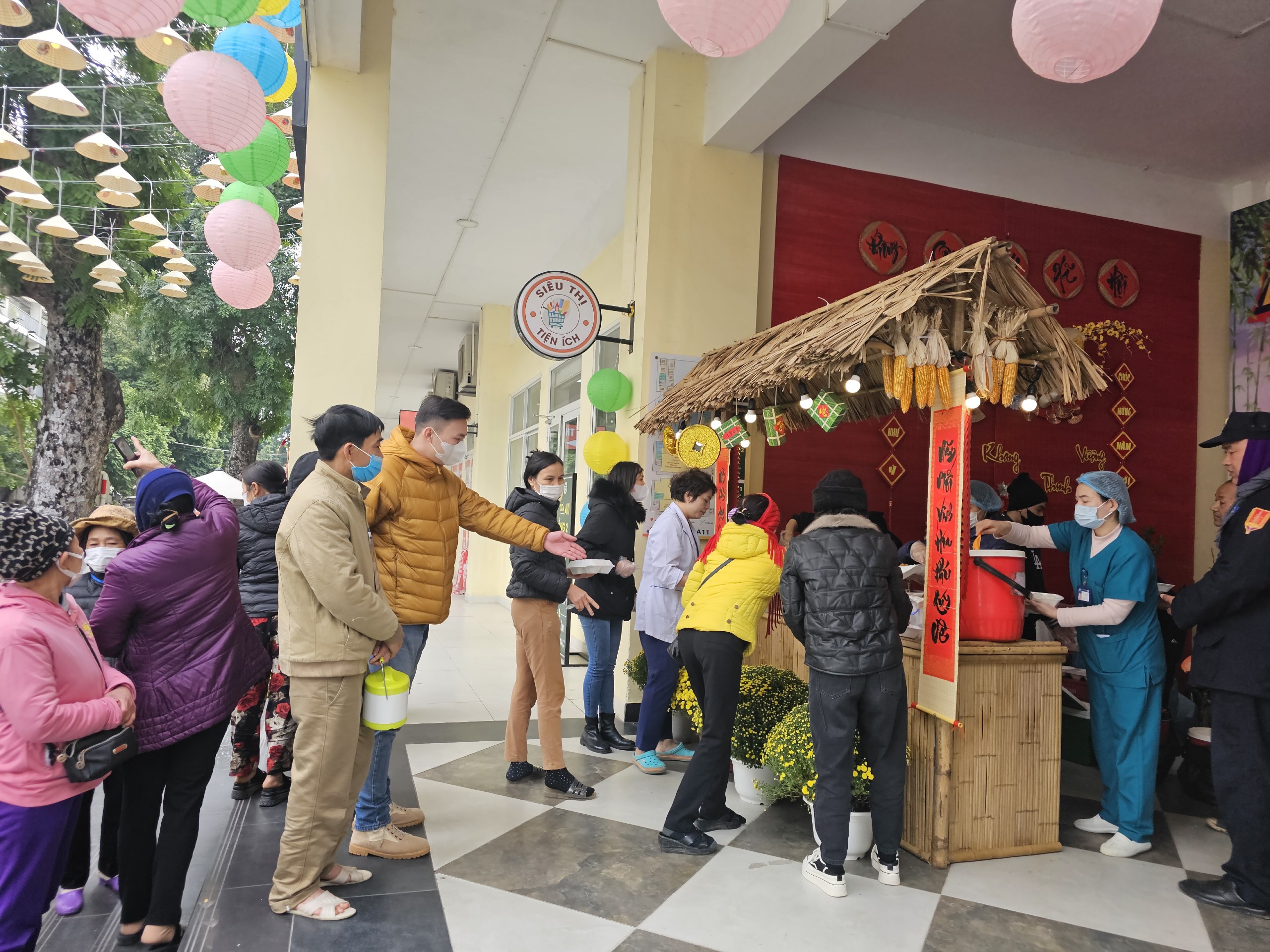 Người bệnh nhận suất cơm chiều 30 Tết. Ảnh: Hà Lê