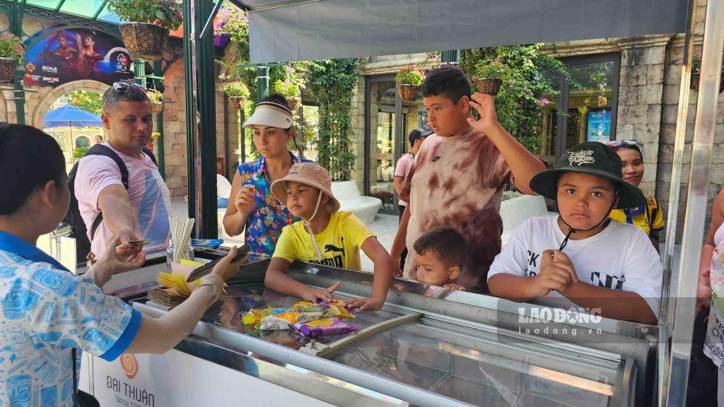 Du khách quốc tế đến tham quan, nghỉ dưỡng tại Phú Quốc tăng cao vào dịp Tết Nguyên đán 2024. Ảnh: Xuân Nhi