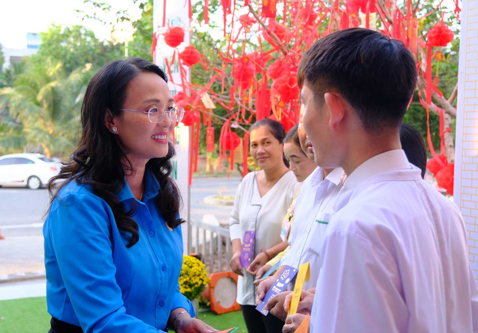 Chủ tịch LĐLĐ TP Cần Thơ Lê Thị Sương Mai tặng quà cho các y bác sĩ, nhân viên y tế làm việc xuyên Tết tại Cần Thơ. Ảnh: Mỹ Linh