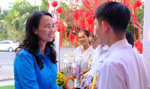 Chủ tịch LĐLĐ TP Cần Thơ Lê Thị Sương Mai tặng quà cho các y bác sĩ, nhân viên y tế làm việc xuyên Tết tại Cần Thơ. Ảnh: Mỹ Linh