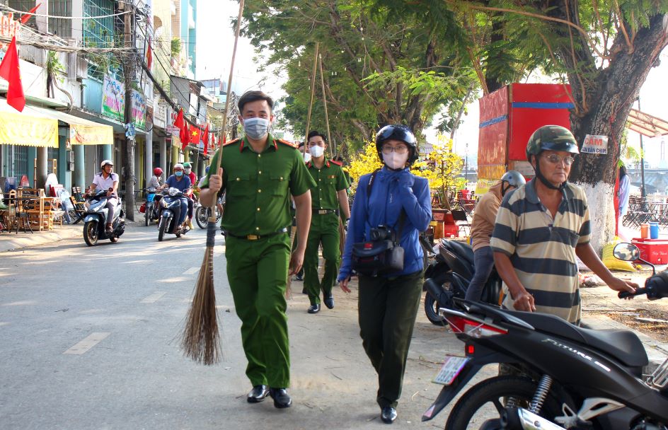 Đúng 17h ngày 9.2.2024, gần 200 lượt cán bộ, chiến sĩ Công an nhân dân đã ra quân hỗ trợ thu gom vệ sinh tại 2 chợ hoa Xuân lớn nhất tỉnh ở TP Châu Đốc và TP Long Xuyên. Ảnh: Lâm Điền