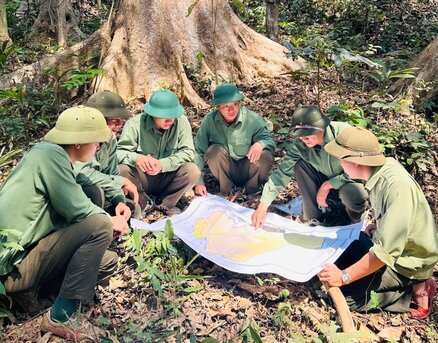 Lực lượng quản lý bảo vệ rừng nhận định các khu vực cần tuần tra, kiểm soát  bảo vệ rừng trong dịp Tết. Ảnh: Phan Tuấn