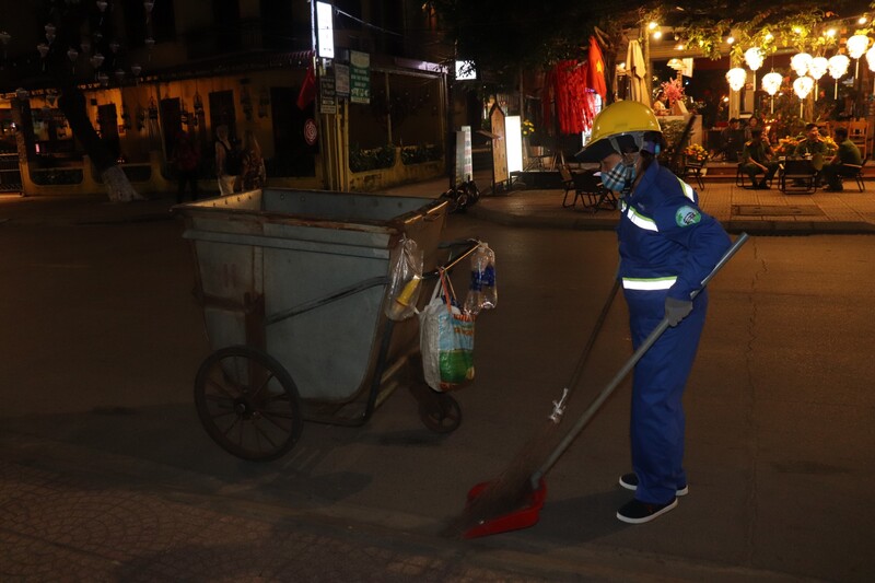 Chiếc xe rác của các công nhân môi trường len lỏi khắp phố cổ. Ảnh: Nguyễn Linh