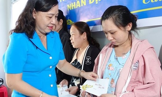 Chủ tịch Liên đoàn Lao động tỉnh Cà Mau Huỳnh Út Mười trao quà Tết cho công nhân. Ảnh: Nhật Hồ