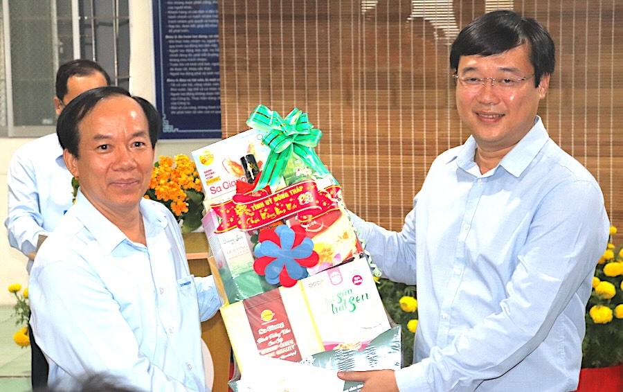 Bí thư Tỉnh uỷ Đồng Tháp Lê Quốc Phong tặng quà cho lãnh đạo công ty. Ảnh: Lưu Hùng