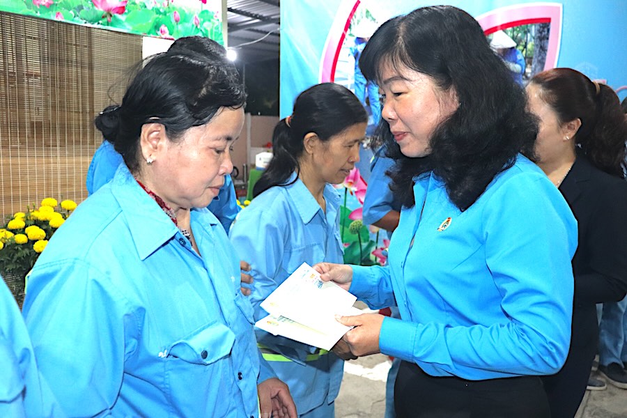 Chủ tịch LĐLĐ tỉnh Đồng Tháp Huỳnh Thị Tuyết Vui tặng quà cho công nhân lao động. Ảnh: Lưu Hùng
