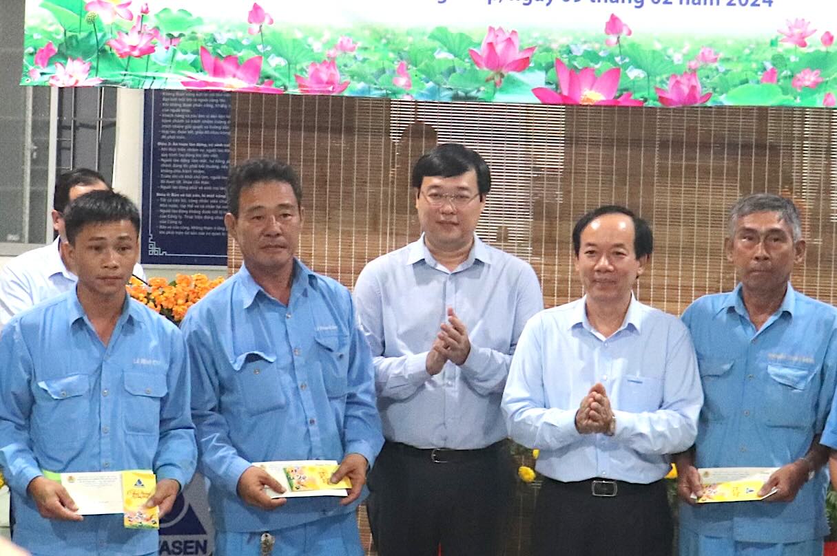 Bí thư Tỉnh ủy Đồng Tháp Lê Quốc Phong và lãnh đạo công ty tặng quà cho công nhân lao động làm việc đêm giao thừa. Ảnh: Lưu Hùng