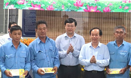 Bí thư Tỉnh ủy Đồng Tháp Lê Quốc Phong và lãnh đạo công ty tặng quà cho công nhân lao động làm việc đêm giao thừa. Ảnh: Lưu Hùng