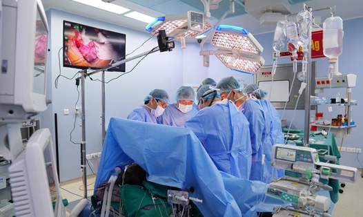 Các bác sĩ Bệnh viện Trung ương Quân đội 108 thực hiện ca ghép tạng cho người bệnh trong ngày 30 Tết. Ảnh: Mai Hằng