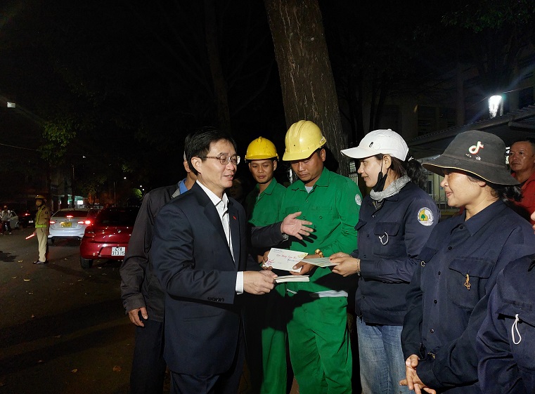 Bí thư Tỉnh ủy Đắk Lắk trao tận tay những món quà cho công nhân lao động. Ảnh: Bảo Trung