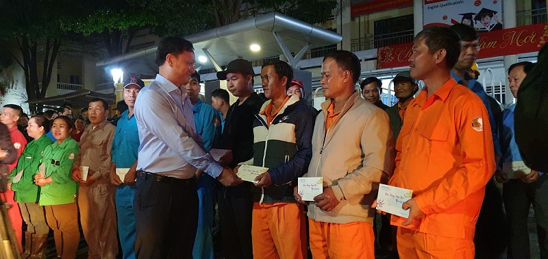 Ông Vũ Văn Hưng - Chủ tịch UBND TP.Buôn Ma Thuột trao quà cho công nhân lao động. Ảnh: Bảo Trung