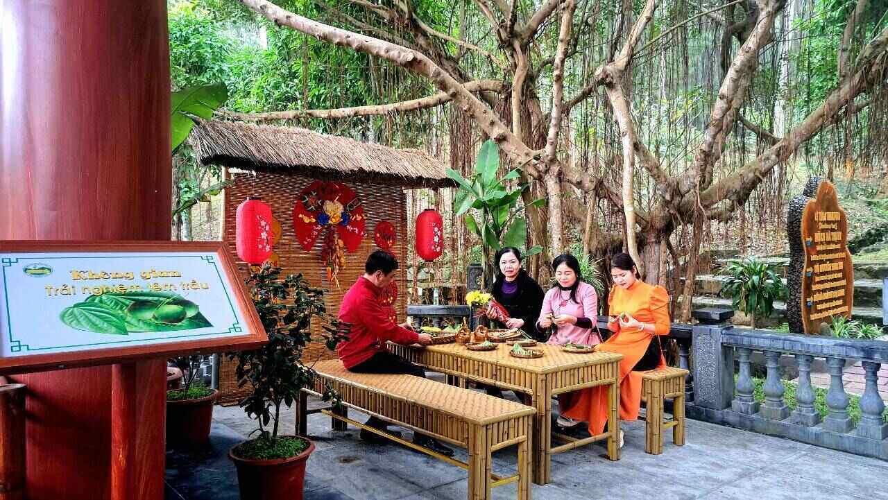 Không gian Tết xưa được tái hiện tại Khu di tích quốc gia đặc biệt Kim Liên. Ảnh: Quang Đại