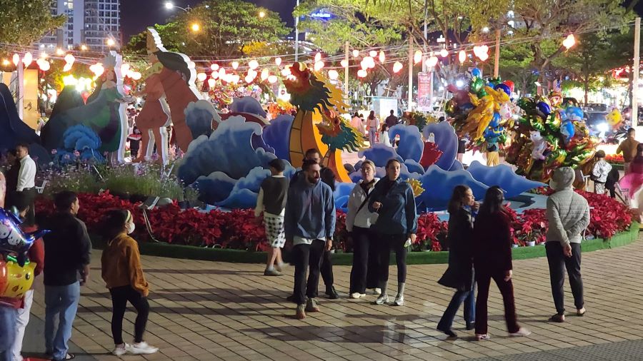 Du khách nước ngoài thích thú khi trải nghiệm không khí vui nhộn ngày cuối năm tại Đà Nẵng. Ảnh: Trần Thi