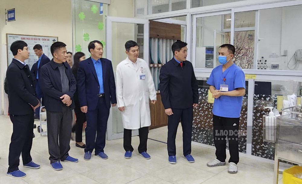 Ông Tẩn Minh Long - Chủ tịch LĐLĐ tỉnh Điện Biên thăm hỏi, động viên các y, bác sĩ đang làm nhiệm vụ trực đêm giao thừa tại Khoa cấp cứu, Bệnh viện đa khoa tỉnh Điện Biên. Ảnh: Anh Tuấn