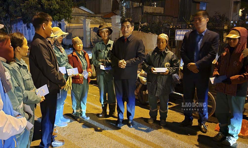 Liên đoàn lao động tỉnh Điện Biên chúc Tết công nhân lao động đêm giao thừa. Ảnh: Anh Tuấn