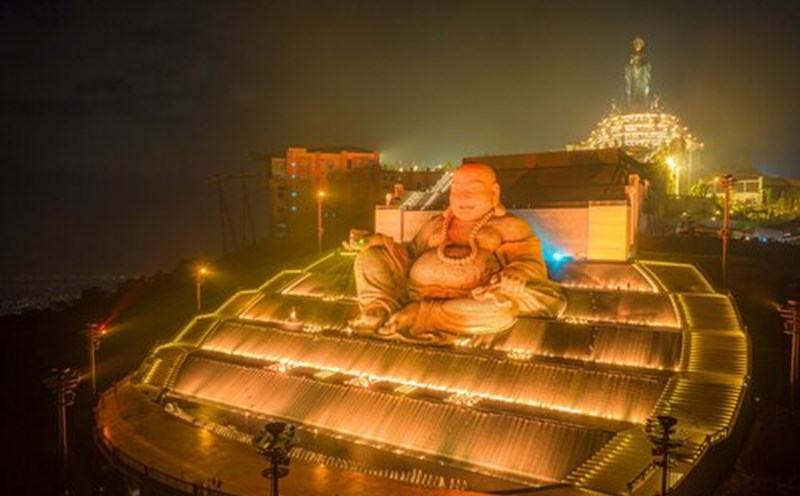 Tôn tượng Bồ Tát Di Lặc nằm ở độ cao hơn 900m trên đỉnh núi Bà Đen. Ảnh: BTC