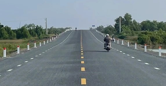 Tuyến tránh Quốc lộ 1A tỉnh Cà Mau đã hoàn thành, mở ra cung đường mới từ thành phố Cà Mau xuôi về Đất Mũi dễ dàng hơn. Ảnh: Nhật Hồ