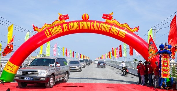 Thông xe cầu sông Ông Đốc, huyện Trần Văn Thời mở tuyến giao thông kiên vùng của tỉnh Cà Mau. Ảnh: Nhật Hồ