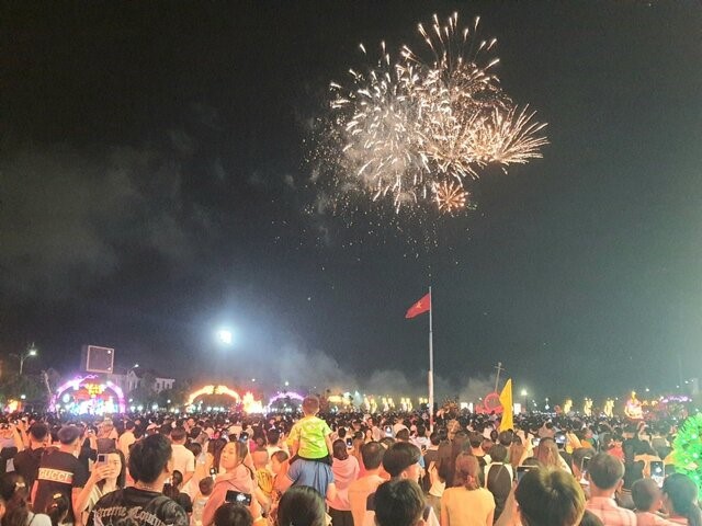 Người dân Bạc Liêu xem pháo hoa đón năm mới Giáp Thìn 2024 tại Quảng trường Hùng Vương đêm 9.2. Ảnh: Nhật Hồ
