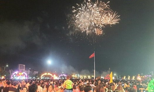 Người dân Bạc Liêu xem pháo hoa đón năm mới Giáp Thìn 2024 tại Quảng trường Hùng Vương đêm 9.2. Ảnh: Nhật Hồ