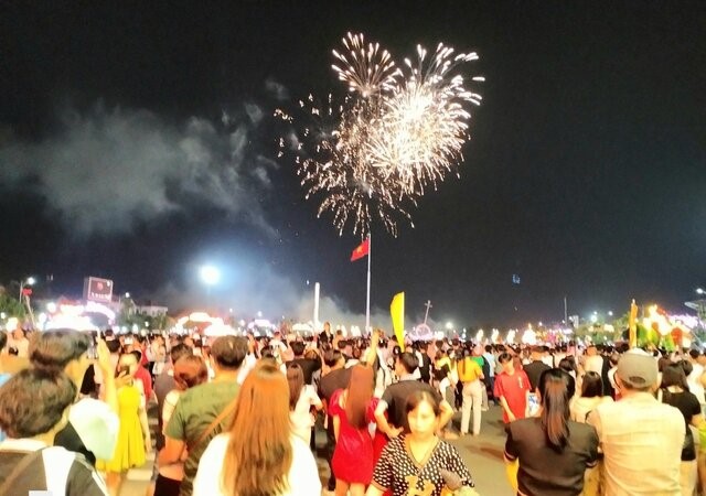 Người dân Bạc Liêu háo hức xem pháo hoa tại Quảng trường Hùng Vương đón chào năm mới. Ảnh: Nhật Hồ