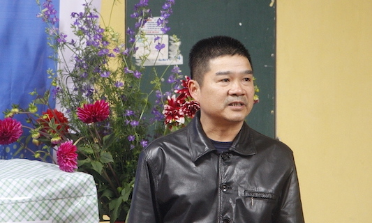 Ông Nguyễn Bá Quang giúp công nhân dù xa quê nhưng vẫn được đón một cái Tết ấp áp. Ảnh: Bảo Hân 