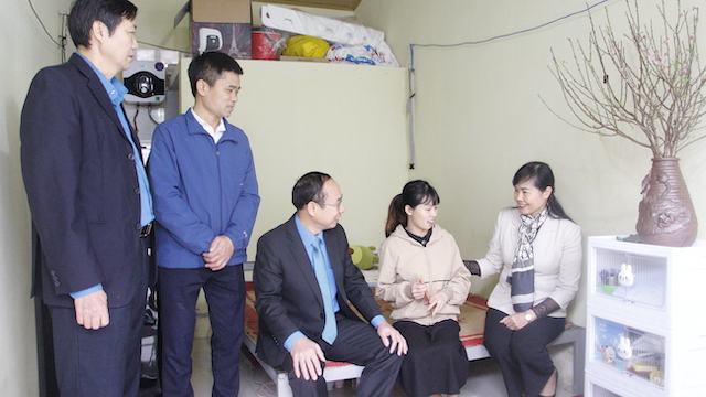 Lãnh đạo Liên đoàn Lao động tỉnh Bắc Giang thăm hỏi chị Triệu Thị Xuân (quê Thái Nguyên) - công nhân ở lại nhà trọ dịp Tết tại khu nhà trọ của ông Nguyễn Bá Quang. Ảnh: 