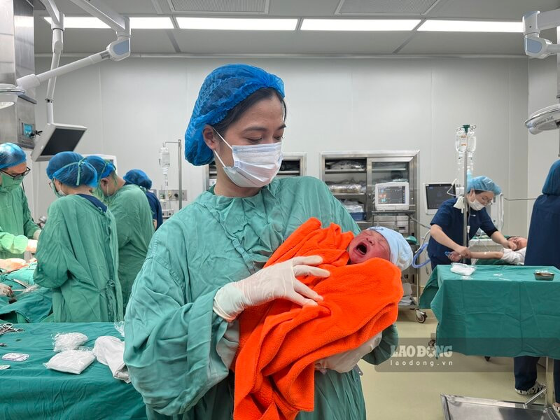 Em bé đầu tiên chào đời lúc 0h12 phút, bé nặng 3,2 kg, oe oe cất tiếng khóc chào đời trong vòng tay của các y bác sĩ. 