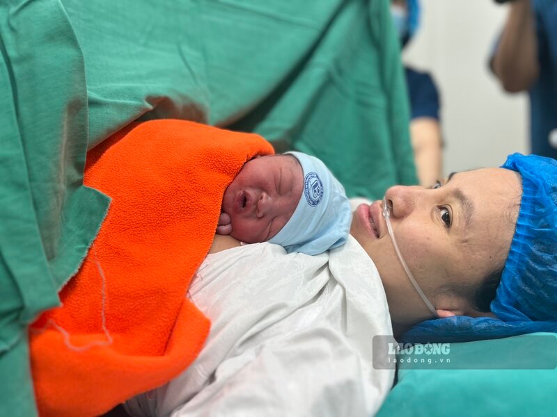 Ngay sau khi chào đời, bé được mẹ ôm ấp trong lòng, thực hiện kỹ thuật da kề da, được bú mẹ ngay sau khi sinh. 