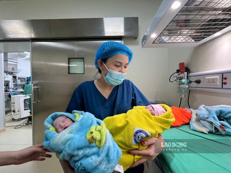 Sản phụ quê Lục Ngạn, Bắc Giang nhập viện, mổ đẻ ở tuần thai 35. 2 em bé sinh đôi chào đời lúc 0h28 và 0h29 phút. Cân nặng của 2 bé lần lượt là 2,2 kg và 2,3 kg. 