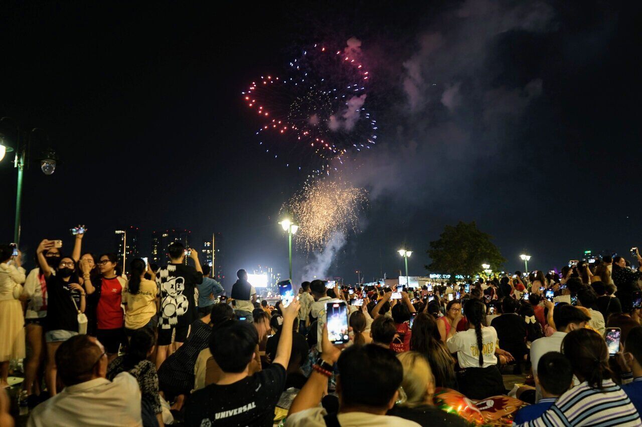 Hàng triệu người dân thành phố đã đổ về trung tâm Quận 1, khu vực bờ sông Sài Gòn để có không gian chiêm ngưỡng toàn cảnh màn bắn pháo hoa đặc biệt của năm này. 