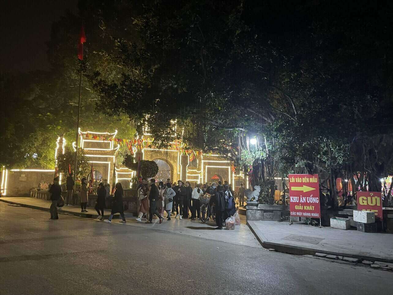 Sau Giao thừa, người dân TP Hưng Yên tấp nập đi lễ chùa. Ảnh: Mai Hương