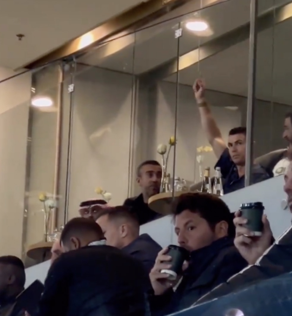 Ronaldo trên khán đài theo dõi các đồng đội. Ảnh cắt từ video