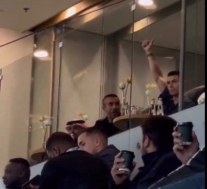 Ronaldo ngồi trên khán đài theo dõi trận đấu của Al Nassr. Ảnh: Cắt từ video.
