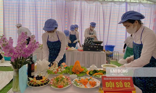 Công nhân, lao động ở Thái Bình tham gia hội thi "Bữa cơm gia đình ngày chủ nhật". Ảnh: Lương Hà