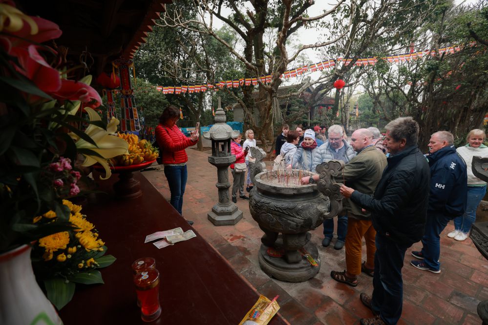 Người dân, du khách trong nước và quốc tế đến tham quan, chiêm bái chùa Tây Phương dịp đầu năm. 