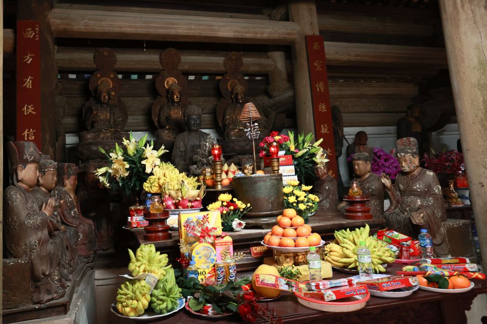 Các bộ tượng Phật được đặt thờ tại tòa Thượng điện. 