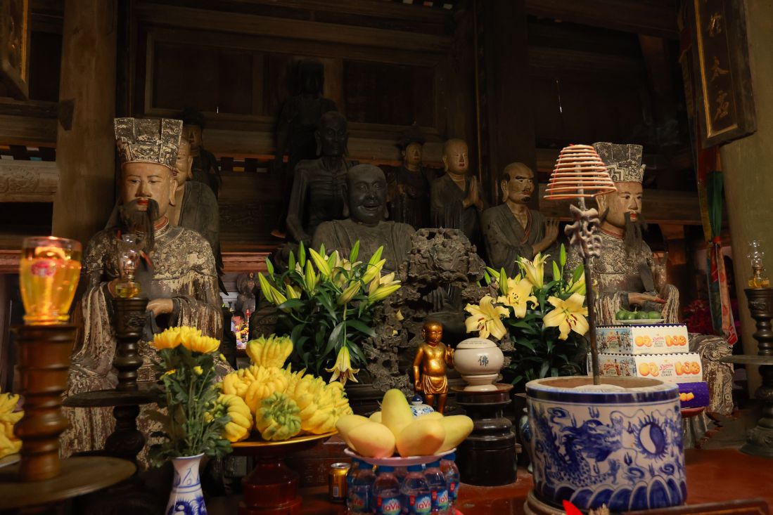 Các bộ tượng Phật được đặt tại tòa Trung đường. 