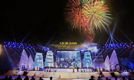 Màn pháo hoa chào mừng sự kiện Kỷ niệm 60 năm Ngày Bác Hồ về thăm làng cá tại Cát Bà. Ảnh: Nguyễn Hồng Phong.