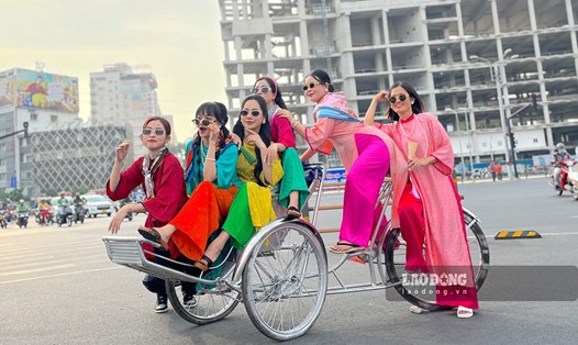 Nhóm bạn trẻ diện áo dài check-in tại TPHCM dịp Tết 2024. Ảnh: Diệu Mi