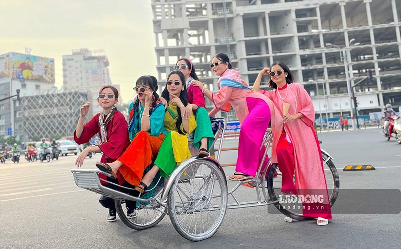 Nhóm bạn trẻ diện áo dài check-in tại TPHCM dịp Tết 2024. Ảnh: Diệu Mi