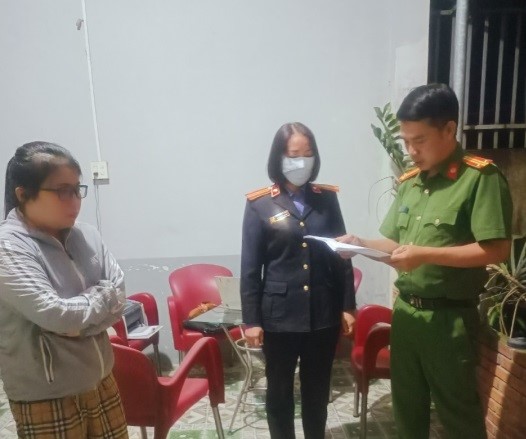 Công an thị xã An Khê đọc lệnh bắt tạm giam đối tượng Nguyễn Thị Dạ Thảo. Ảnh: Công an cung cấp 
