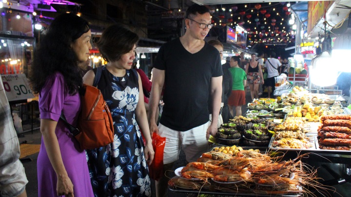 Du khách rất yêu thích các món ăn hải sản tươi ngon ở Phú Quốc. Ảnh: Phong Linh